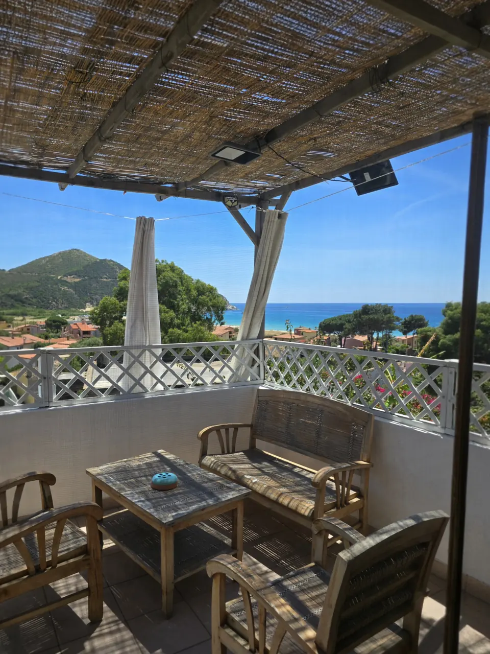 Die Sitzecke im Freien mit Blick auf die Bucht von Solanas