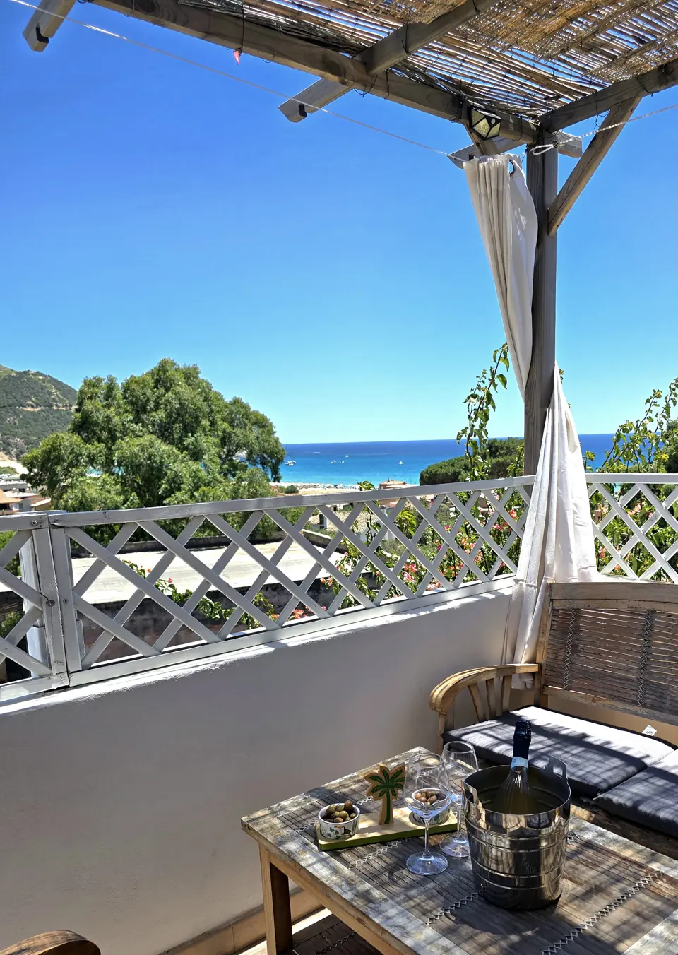 Der Terrassentisch und der Blick zum Strand